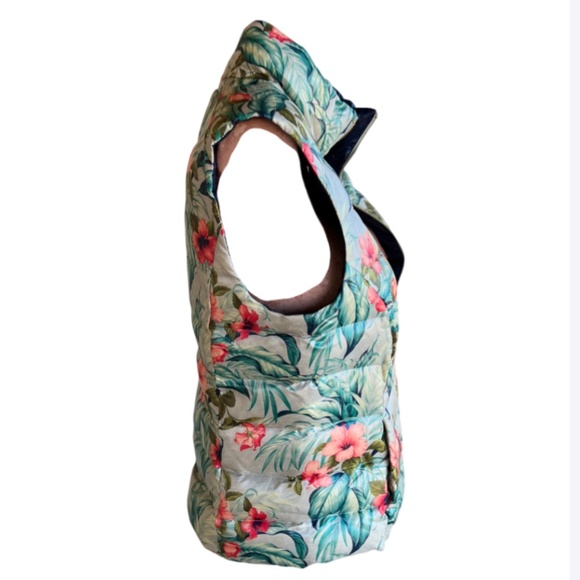 Women's Reversible Navy/Floral Puffer Vest with Pockets (S-M) - Picture 8 of 10